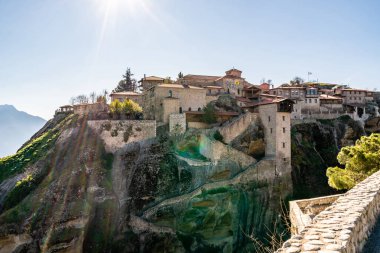 Meteordaki kaya oluşumlarında antik manastırda güneş ışığı 