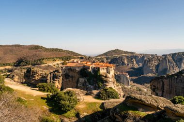 Meteordaki kaya oluşumları üzerine tarihi manastırda güneş ışığı 