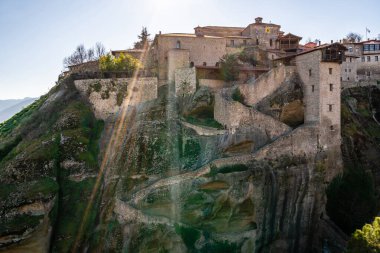 Güneş ışığı, meteordaki kaya oluşumları üzerine antik manastırda. 