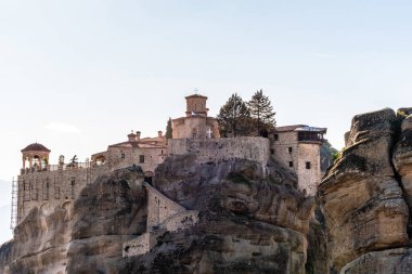 Meteordaki ortodoks manastırı ile kaya oluşumları 