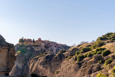 Meteor manastırında ortodoks manastırı ile kaya oluşumlarında güneş ışığı 