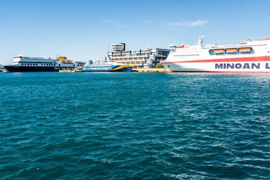 PIRAEUS, GREECE - 10 Nisan 2020: Ege Denizi 'nde harfleri olan büyük feribotlar 