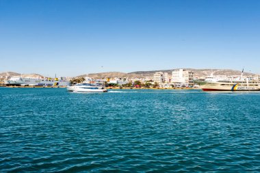 PIRAEUS, GREECE - 10 Nisan 2020: Ege denizinde anek çizgileri olan büyük feribotlar 