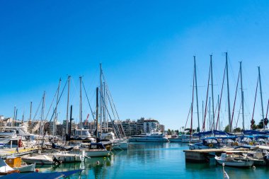 PIRAEUS, GREECE - 10 Nisan 2020: Ege Denizi 'ndeki rıhtımlı yatlarda mavi gökyüzüne karşı güneş ışığı 