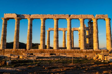 Antik Partenon sütunlarında gün ışığı mavi gökyüzüne karşı Atina 'da 