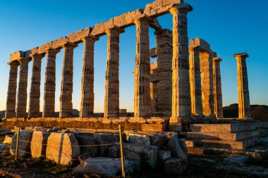Atina 'daki Partenon' un antik sütunlarında güneş ışığı 