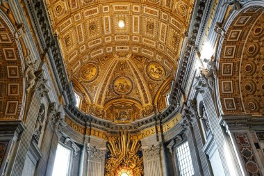 VATİKAN ŞEHRİ - 10 Nisan 2020: Michelangelo 'nun resimleriyle birlikte antik Aziz Peters Bazilikası' nın içi
