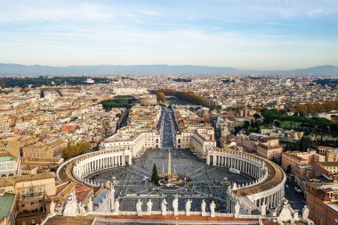 Piazza San Pietro Vatikan 'da mavi gökyüzüne karşı 