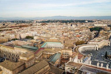 Vatikan 'da tarihi ve eski binaları olan San Pietro Meydanı 