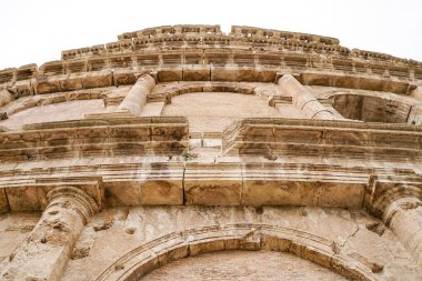 Roma 'da gökyüzüne karşı antik Kolezyum' un düşük açılı görüntüsü 