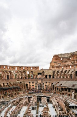 ROME, ITALY - 10 NİSAN 2020: Roma 'da bulutlu gökyüzüne karşı tarihi Colosseum 