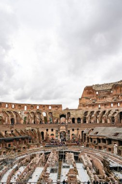 ROME, ITALY - 10 NİSAN 2020: Roma 'da bulutlu gökyüzüne karşı tarihi Colosseum 