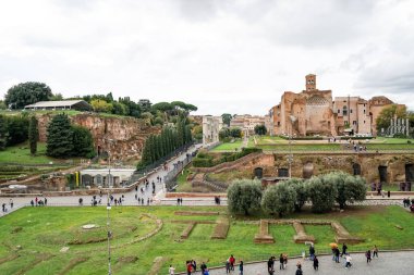ROME, ITALY - 10 NİSAN 2020: Venüs ve Roma Tapınağı yakınlarında yürüyen insanlar