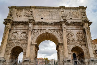 ROME, ITALY - 10 NİSAN 2020: Roma 'daki Titus' un tarihsel kemerinin düşük açılı görüntüsü