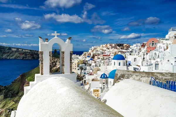 Modrokopulové Kostely Blízkosti Bílých Domů Zvonů Santorini — Stock fotografie