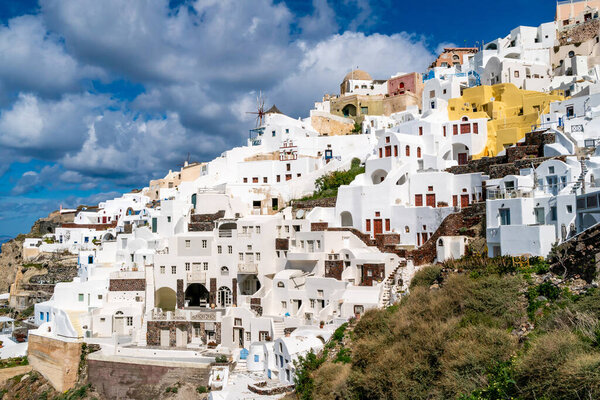  белые дома возле ветряной мельницы на острове Санторини
 