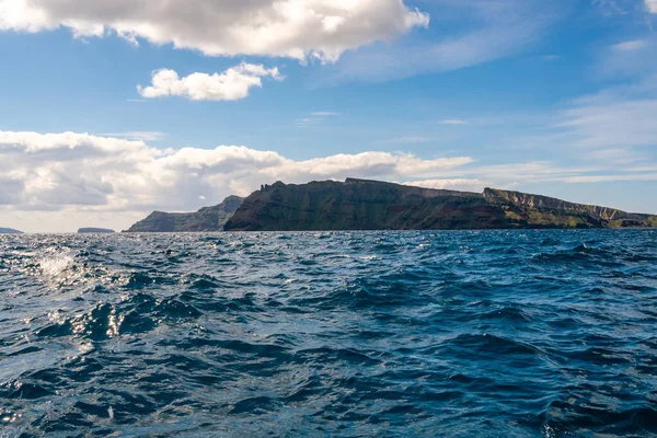 Yunanistan 'da ada yakınlarındaki sakin Ege Denizi' nde güneş ışığı 