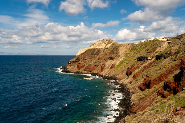 береговая линия с голубым Эгейским морем против неба с облаками
 