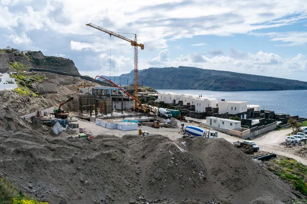 Santorini Grecia Abril 2020 Grúa Torre Cerca Edificios Blancos Mar — Foto de Stock