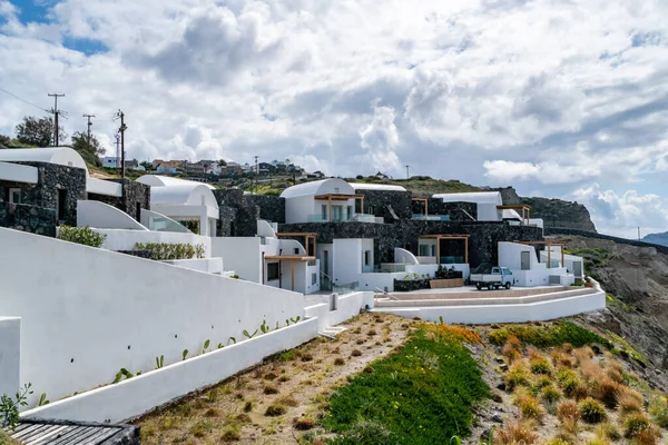 Maisons Blanches Près Plantes Vertes Contre Ciel Avec Des Nuages — Photo