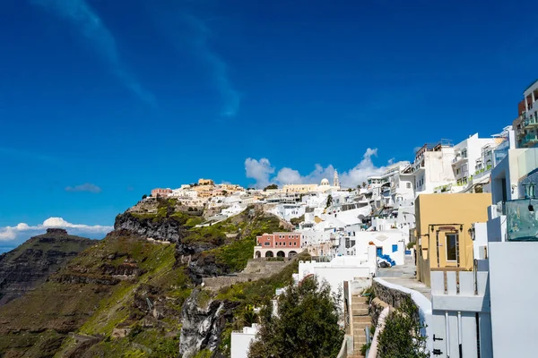 希腊岛上山上的白色房屋与蓝天的对比 — 图库照片