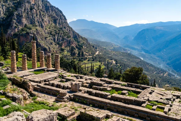 Sol Columnas Antiguas Cerca Tranquilas Montañas Grecia — Foto de Stock