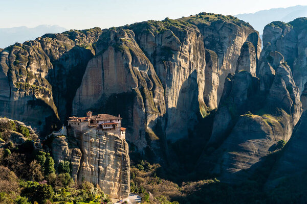 солнечный свет на скальных образованиях с монастырем в метеоре
 