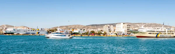 Piraeus Grécia Abril 2020 Colheita Panorâmica Grandes Balsas Com Linhas — Fotografia de Stock