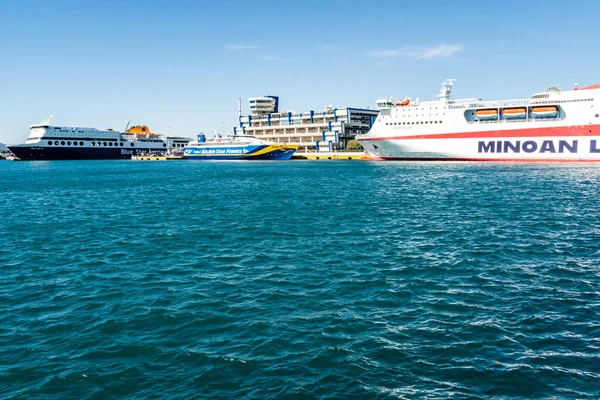 Piraeus Řecko Dubna 2020 Velké Trajekty Nápisy Egejském Moři — Stock fotografie