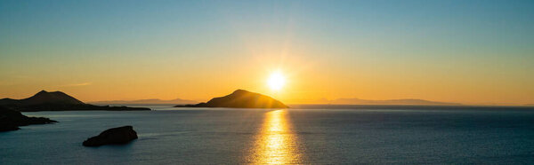 панорамная концепция заката у живописного Эгейского моря в Греции
