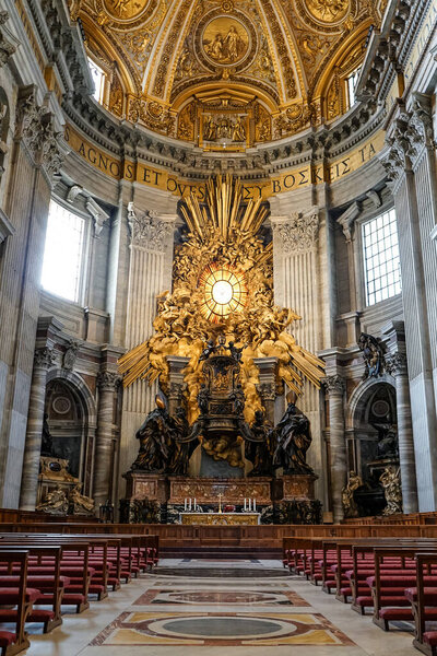 VATICAN CITY, ITALY - 10 апреля 2020 года: интерьер базилики Святого Петра с картинами Микеланджело
