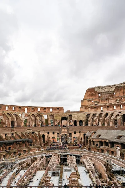 Rom Italien April 2020 Historisches Kolosseum Gegen Himmel Mit Wolken — Stockfoto