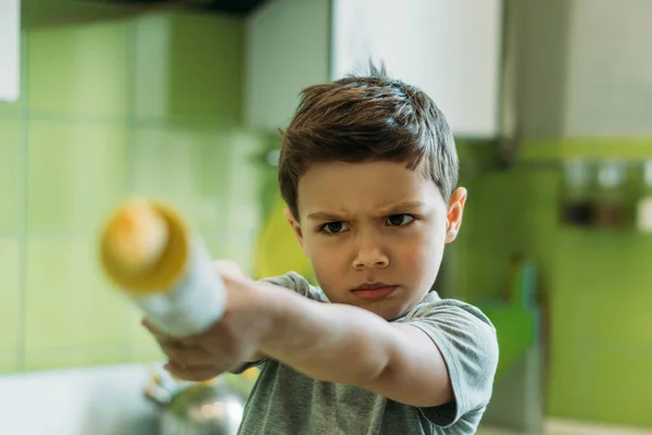 Fokus Selektif Dari Anak Laki Laki Lucu Memegang Rolling Pin — Stok Foto