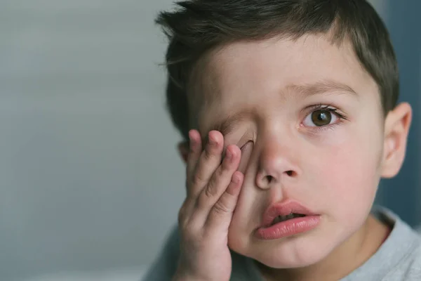 Frustré Tout Petit Garçon Toucher Visage Maison — Photo