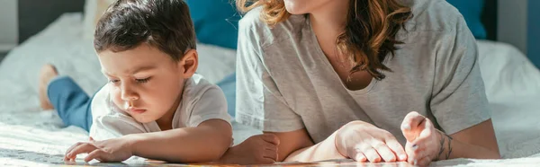 Conceito Horizontal Menino Bonito Criança Olhando Para Livro Perto Mãe — Fotografia de Stock