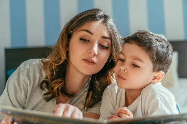 Çekici Bir Anne Kitaba Bakan Tatlı Bir Çocuk — Stok fotoğraf