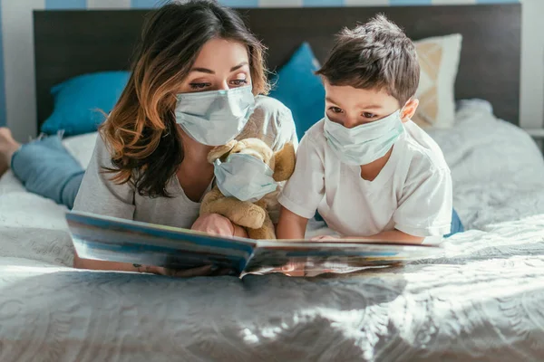 Mère Tout Petit Fils Dans Les Masques Médicaux Livre Lecture — Photo