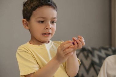 Harika bir çocuk, plastik heykel figürlü.