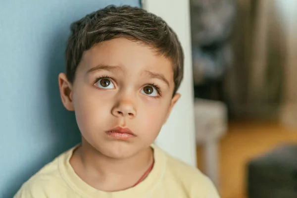 Retrato Pensativo Adorável Morena Menino Olhando Para Cima Com Olhos — Fotografia de Stock