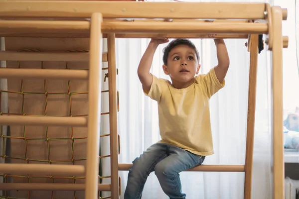 Adorablle Pojke Tränar Hemmet Gym Medan Sitter Stege — Stockfoto