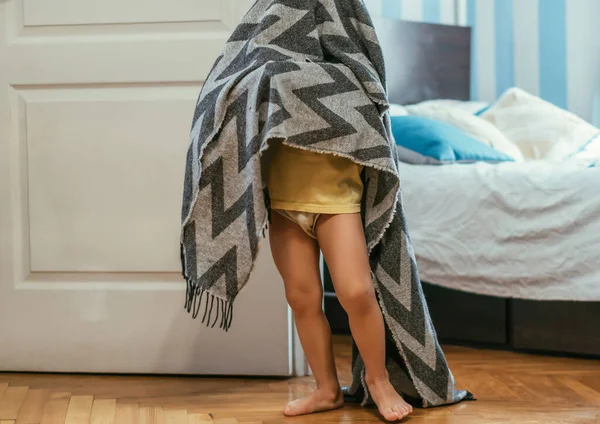 Маленький Босоногий Ребенок Покрытый Одеялом Стоящий Рядом Спальней — стоковое фото