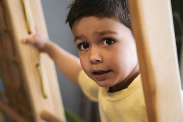 Enfoque Selectivo Niño Adorable Subir Escalera Gimnasio Casa — Foto de Stock