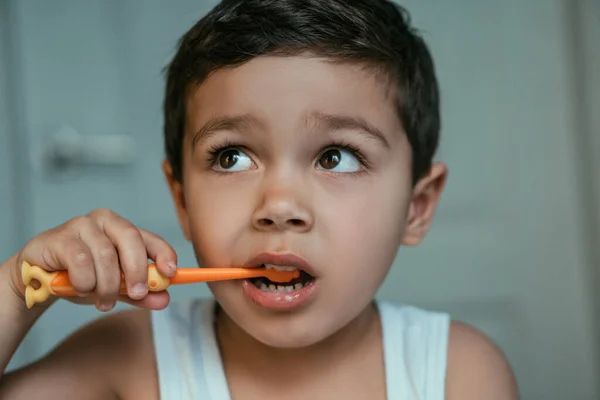 Rozkošné Dítě Dívá Pryč Při Čištění Zubů Kartáčkem — Stock fotografie