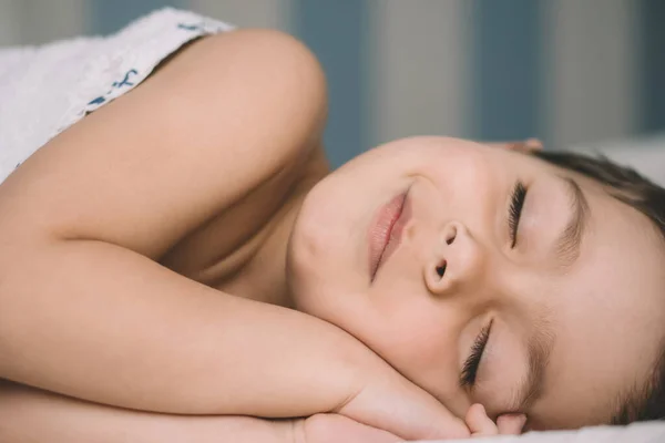 Adorável Menino Sorrindo Enquanto Deslizando Cama — Fotografia de Stock