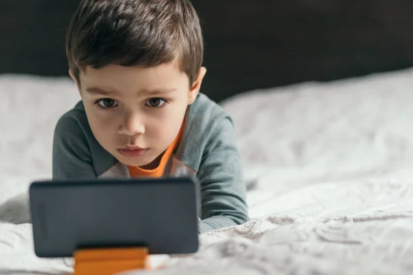 Selective Focus Adorable Focused Boy Watching Online Lesson Smartphone Bedroom — Stock Photo, Image