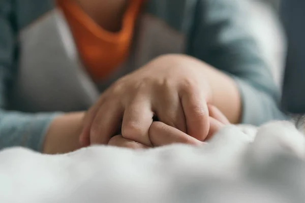 Vue Recadrée Enfant Couché Sur Lit Avec Les Mains Serrées — Photo