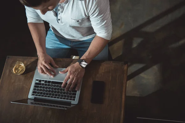 Jeune homme travaillant sur ordinateur portable — Photo de stock