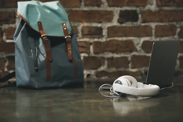 Hipster backpack, headphones and laptop — Stock Photo