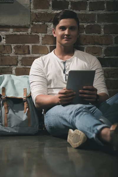 Homme utilisant une tablette numérique — Photo de stock