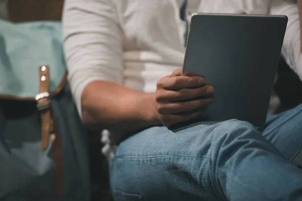 Homme utilisant une tablette numérique — Photo de stock